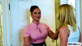 Аферистка белән маленькими сиськами блондинка притворяется сбежавшей падчерицей милфы белән зур сиськами һәм обнаруживает, дип аны волосатую киску вылизывает аның мачеха