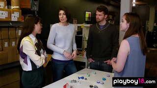 Аматьорски дяволите четири с гладни milf домохозяйками