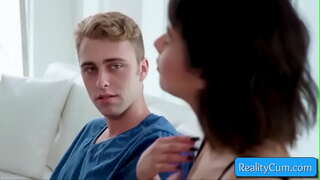 Vidi ovo slatkišu tinejdžer brineta sisa ogromnu kitu i sve joj pička prsta duboko