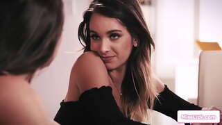 Busty dominerende sjefen ønsker å se henne fast brunette ansatte oppkvikket puppene dersom hun ønsker å holde sin jobb.Hun setter henne på hennes kne til å slikke hennes fitte