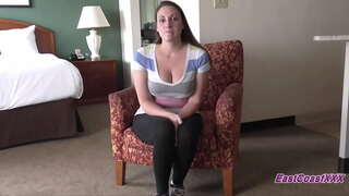 Big Tit MILF imee ja nussii kaksi miestä koe