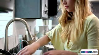 Isot tissit blondi tulee kotiin aikaisin, jotta hänen pieni tissit gf ja he juhlia lesbo seksiä.He suutelevat ja busty babe on rimmed ja facesits hänen