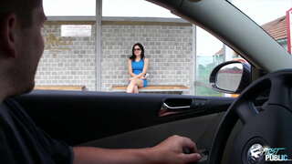 ���श्लील भपकेबाज मनुष्य निवड एकाकी तरूणी मध्ये बस स्थानक, तिला दर्शवित आहे कसे छान आहे सार्वजनिक संभोग निसर्ग