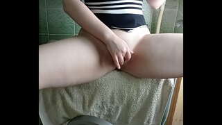 Chikitu ku un solo ta grandi ta pone un órgano di e lesador i un Viudo