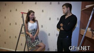 Rapaz senta-se e olha