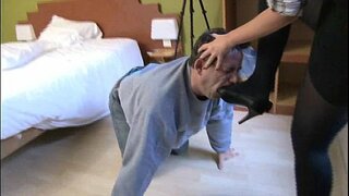 Госпожа заставляет своих мужских рабов лизать её высокие каблуки