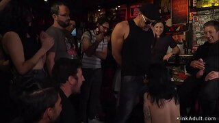 Рабыню брюнетку евро нинди булса да баре заставили лизать һәм сосать әгъзасы