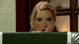 Blondi teini Mona Wales löytynyt porno elokuva hänen äitipuoli Simone Sonay internetissä ja sitten lyöty ja anaali perseestä häntä orjuudessa sängyssä