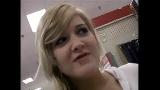 Hot tispe elsker å tar stor pikk i munnen hennes